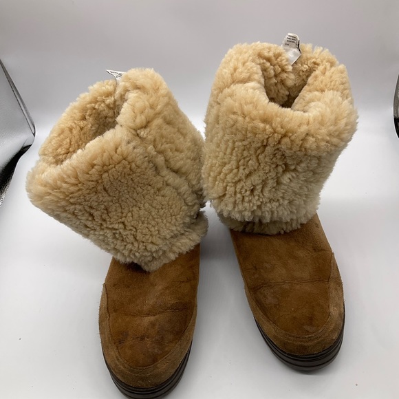 UGG TALL SUEDE SHEEPSKIN BOOTS 8 WIDE - Picture 7 of 8